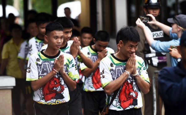 Thaïlande: les jeunes rescapés de la grotte racontent le "miracle" de leur sauvetage
