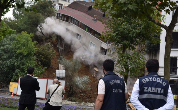 Spectaculaire effondrement d'un immeuble à Istanbul après des pluies