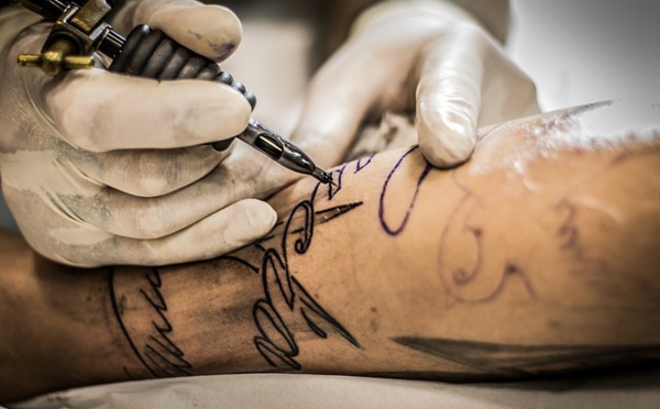 En Indonésie, effacer les tatouages pour expier ses péchés