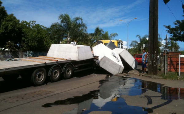 Arue: 3 blocs de bétons sur la chaussée, la circulation perturbée pendant 1h 30