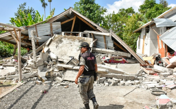 Indonésie: des touristes bloqués après un séisme commencent à descendre d'un volcan