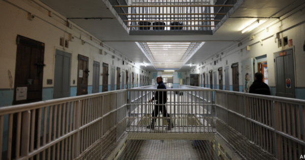 Un surveillant mis en examen pour avoir introduit des téléphones en prison