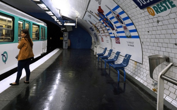 Chaleur "suffocante" et évacuations chaotiques: vives critiques après la panne dans le métro parisien