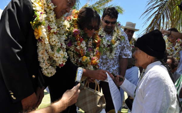 Marie-Luce Penchard retourne à Tubuai, huit mois après le cyclone Oli