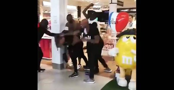 "Clash" de rappeurs à Orly: Booba et Kaaris toujours en garde à vue