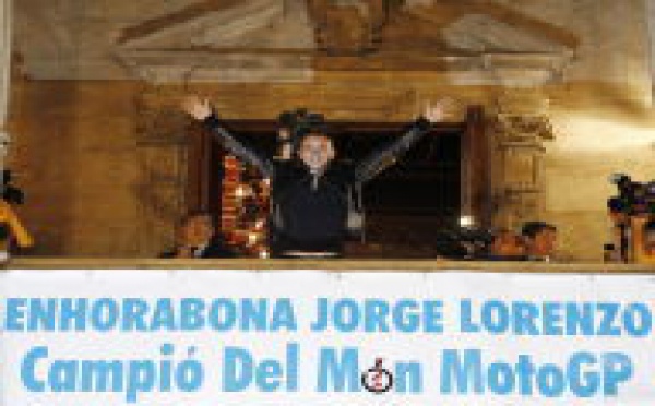 Moto GP: Lorenzo acclamé par des milliers de personnes à Palma de Majorque
