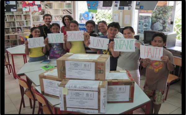 Marie-Luce PENCHARD apporte son aide aux élèves du collège de Nuku Hiva dans le cadre de l’opération « une école associée à l’UNESCO » en faveur des enfants sinistrés de Haïti