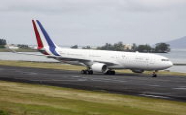 Le nouvel avion du gouvernement, " Air Sarko one", se pose à Tahiti