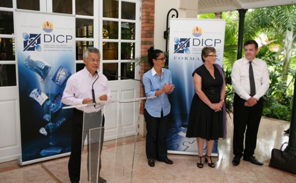 Remise d’attestation aux cadres ayant participé aux formations dispensées par deux formateurs de l’Ecole Nationale des Finances Publiques