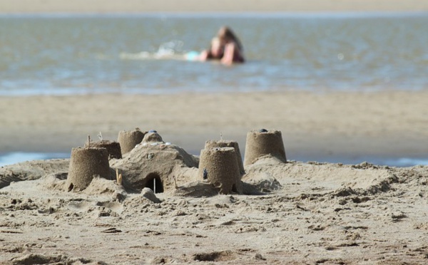Vendée: un jeune homme se noie dans le trou de sable qu'il a creusé