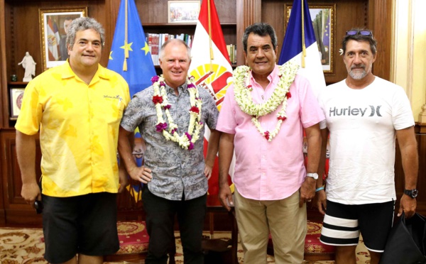 Surf à Teahupoo : Graham Stapelberg de la World Surf League reçu à la Présidence