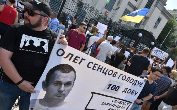 Appels à libérer Sentsov au 100e jour de sa grève de la faim