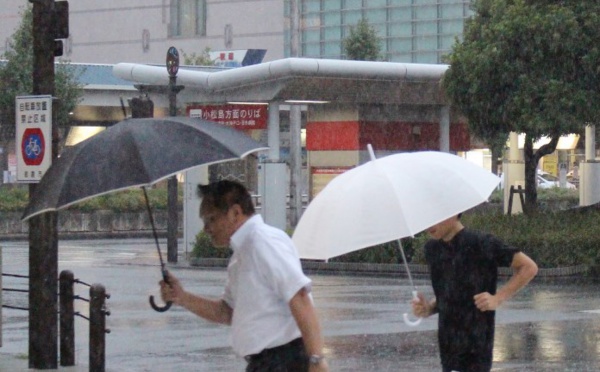 Un puissant typhon frappe l'ouest du Japon
