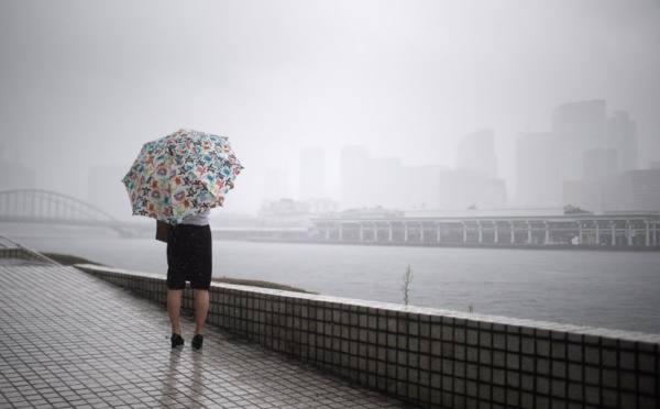 Puissant typhon au Japon: dégâts limités, transports perturbés