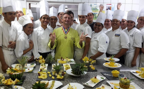 Des apprentis cuisiniers transformés en sculpteurs d'ananas