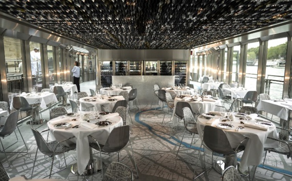 Privé de Tour Eiffel, Alain Ducasse lance son bateau gastronomique