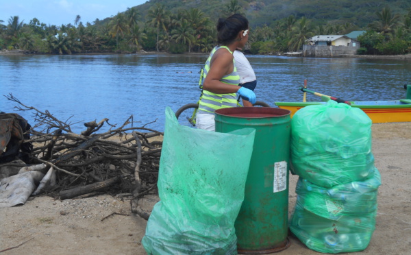 Moorea : Les habitants de Maatea nettoient le lagon