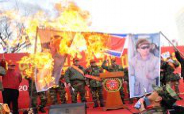 La Corée "au bord de la guerre", Kim Jong-Il et son fils vont au concert
