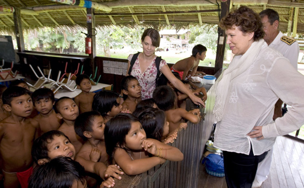 La rentrée des classes en Outre-mer: en pirogue, en décalé et en uniforme