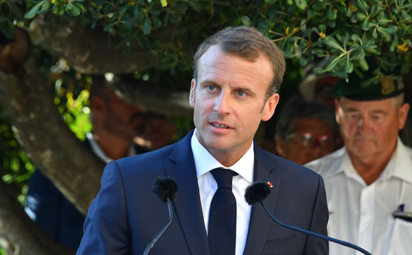 Macron reprend l'initiative après un été calamiteux