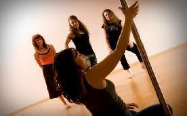 Loin des bars à strip-tease, le "pole-dancing" veut se refaire une virginité