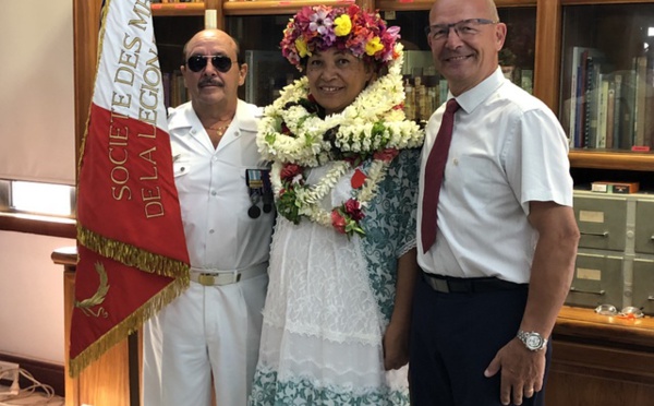 La médaille de la Légion d'Honneur pour Voltina Dauphin