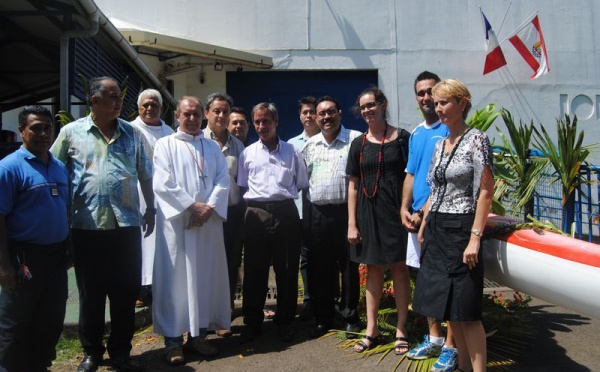 Une pirogue V6 pour les détenus du centre pénitentiaire de Nuutania