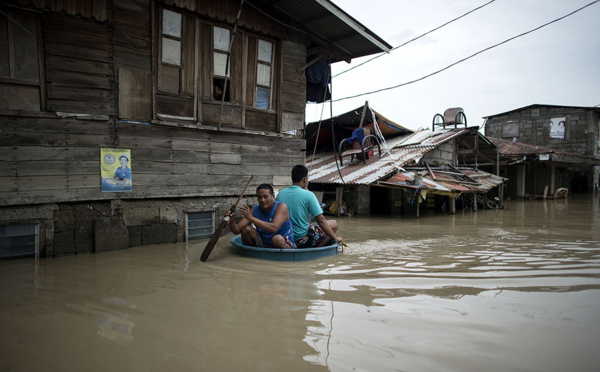 Le typhon Mangkhut sème le chaos à Hong Kong, 30 morts aux Philippines