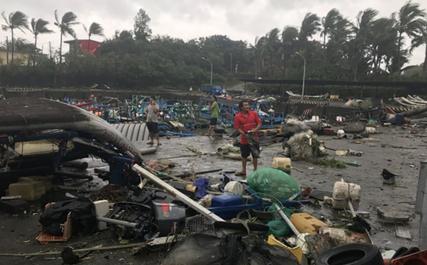 Le typhon Mangkhut fait ses premiers morts en Chine continentale après avoir semé le chaos à Hong Kong