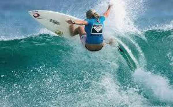 La championne du monde Stephanie Gilmore agressée à la barre de fer