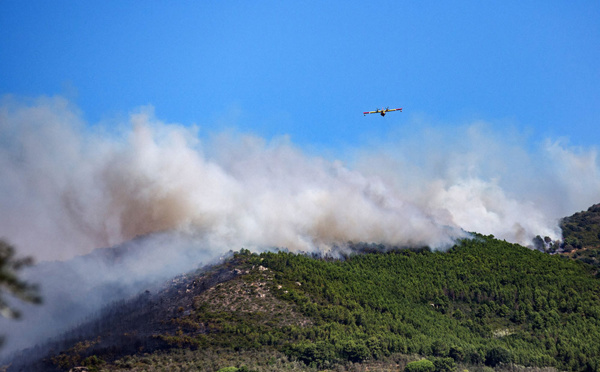 Italie: vaste incendie en Toscane, des centaines de personnes évacuées