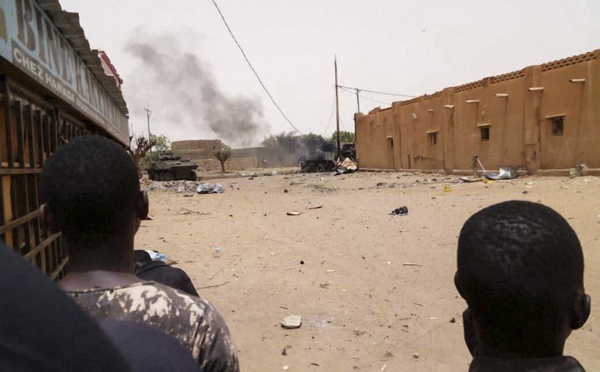 Mali: 35 morts en une semaine, Paris largue des parachutistes