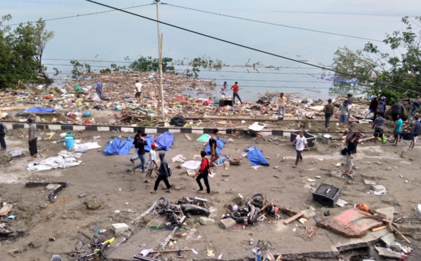 Indonésie: au moins 384 morts après un fort séisme et un tsunami