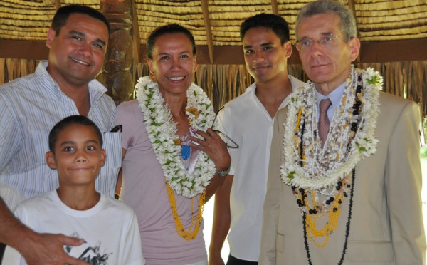Remise de l’insigne de chevalier de l’Ordre national du Mérite  à Mme June CHAVE épouse VIVISH