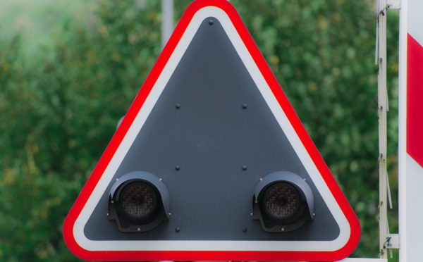 Yvelines: un automobiliste meurt percuté par un train à un passage à niveau