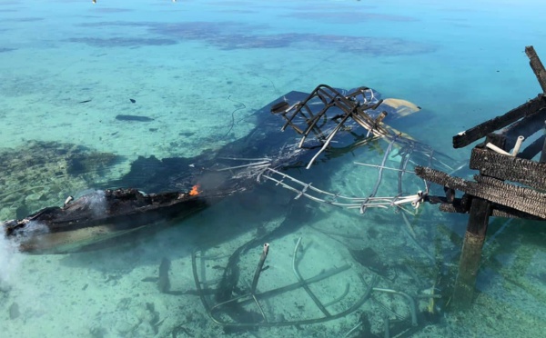 Fakarava: un bateau de plongée explose