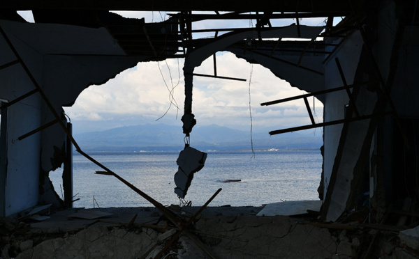 Indonésie: le bilan monte à plus de 1.200 morts, la police tente de mettre fin aux pillages