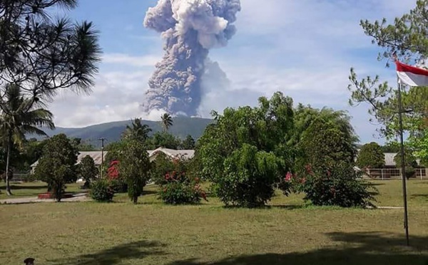 Indonésie: éruption du volcan Soputan sur l'île des Célèbes
