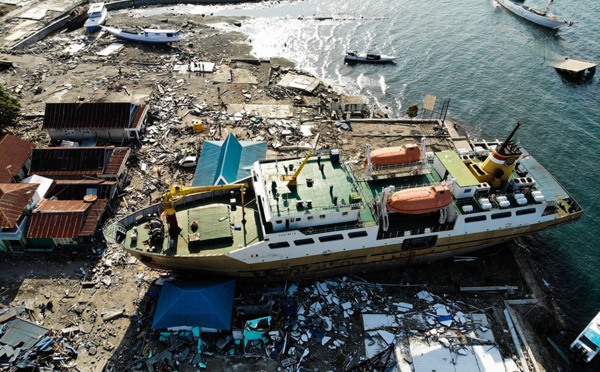 Indonésie: le bilan dépasse 1.400 morts, l'espoir de retrouver des survivants s'éloigne