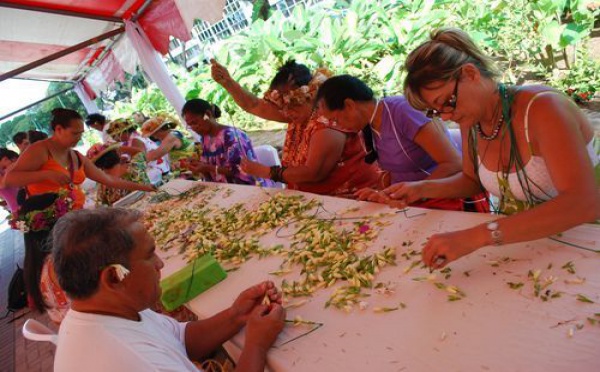 Le record du plus long collier de fleurs homologué par le Guinness World Records