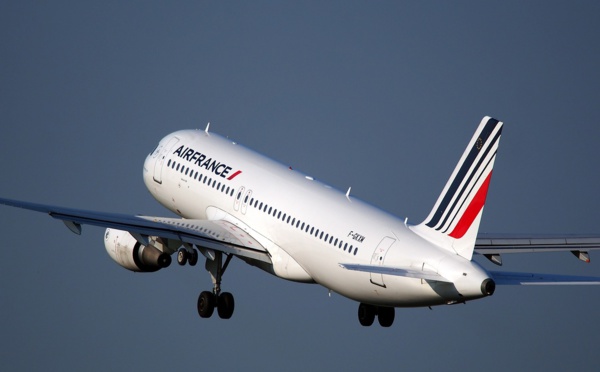 Air France: la direction propose une hausse des salaires de 4% sur 2018-2019