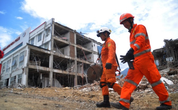 Séisme en Indonésie: les autorités mettent fin aux recherches à Palu