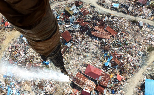 Indonésie: des hélicoptères désinfectent les zones touchées par le séisme