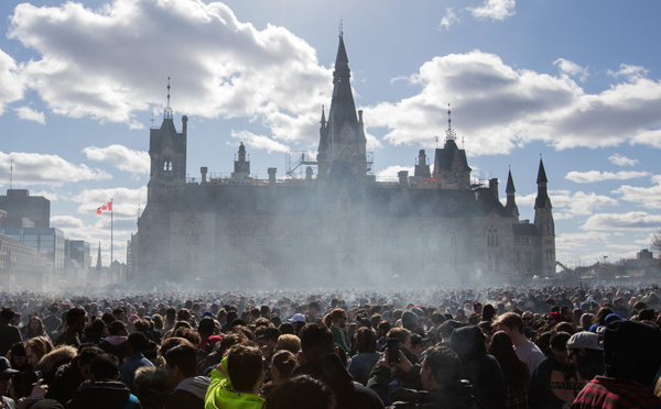 Légalisation du cannabis au Canada: l'engouement persiste, premières pénuries