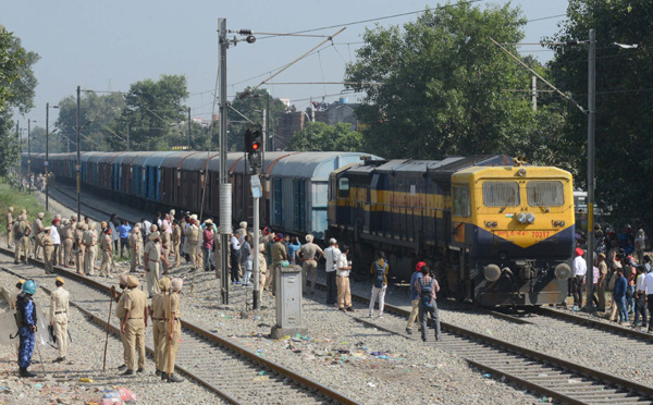 Un train percute une foule en Inde : une soixantaine de morts