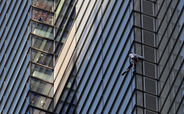 Le spiderman français grimpe au sommet d'une tour de la City