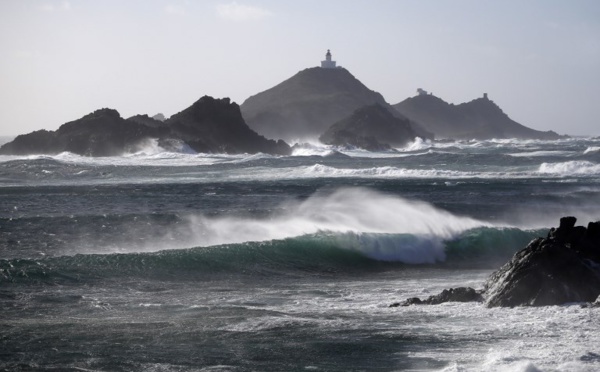 La Corse en alerte rouge aux vents, première offensive de l'hiver sur le Massif central