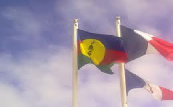 Réaction du FN: la Nouvelle-Calédonie doit avoir un seul drapeau "celui de la France"