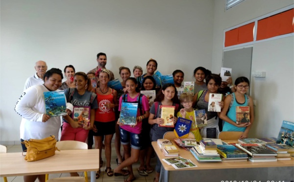 Une centaine de livres offerts aux collèges de Teva i Uta et de Taravao
