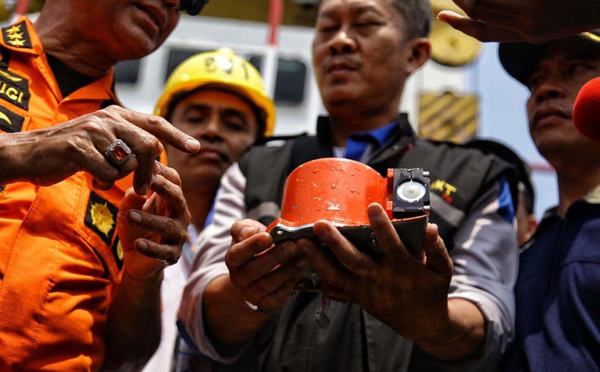 Accident d'avion en Indonésie: l'une des boîtes noires a été récupérée